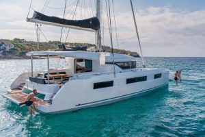Paros Luxury catamaran image 1 (900 × 582 px)