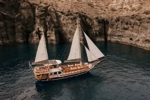 Santorini Luxury Motor Sailer 800x600 (1)