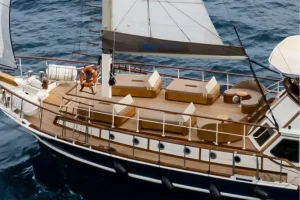 Santorini Luxury Motor Sailer 800x600 (2)