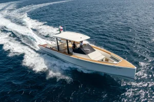 swan-shadow-bow-running-shot-cannes-yachting-festival-2021